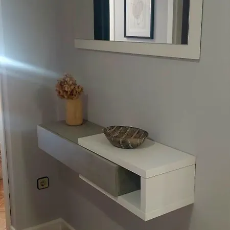 Aroel א-קורוניה